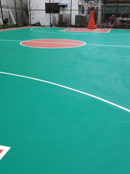商都 球场长期使用易出现地面开裂